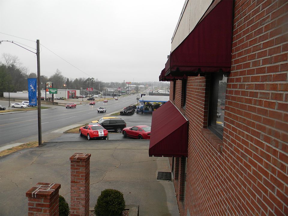 2nd image of 810 E Jackson Blvd Ste B2