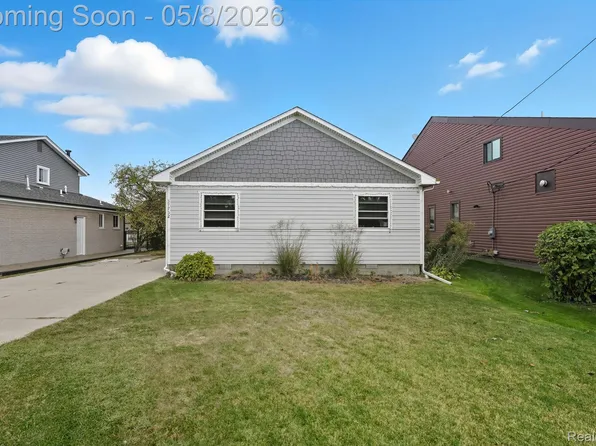 37752 Huron Pointe Dr, Harrison Township, MI 48045