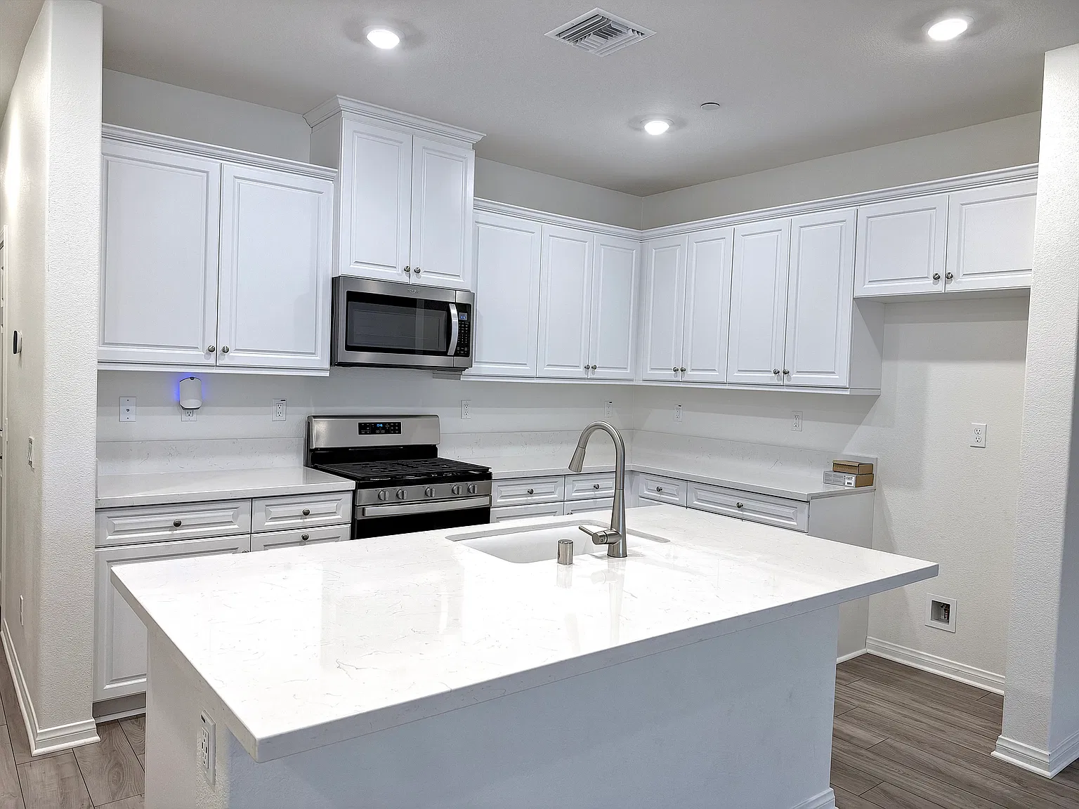3 bed, 2111 sqft, $3,300 — Photo 4