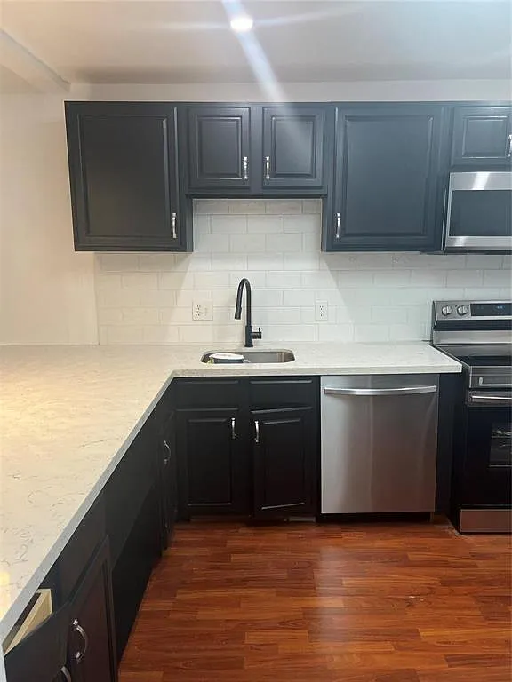 1 bed, 1.5 bath, 868 sqft, $1,800 — Photo 2