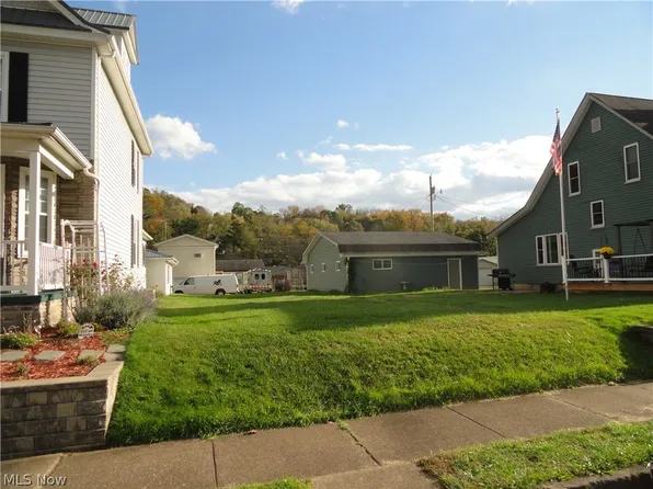 928 Phoenix Ave, Chester, WV 26034