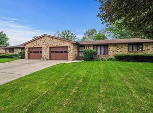 1242 Sunnymeade Dr, Rochelle, IL 61068
