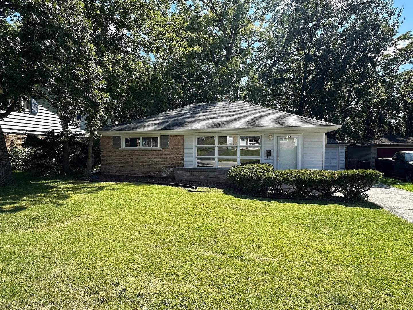 313 Oakwood St photo 1