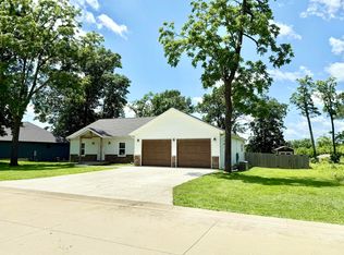 2803 Town Dr, Mountain Grove, MO 65711