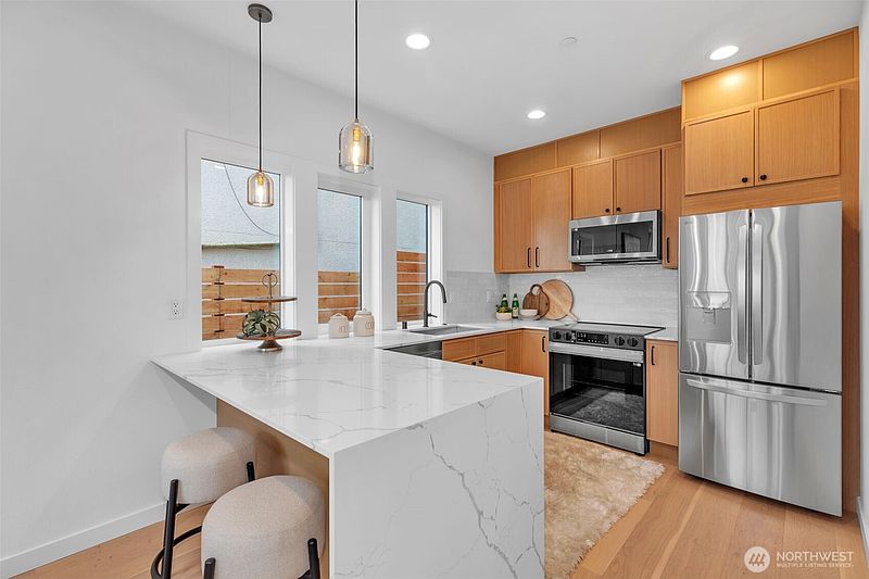 3rd image of 435 19th Avenue E