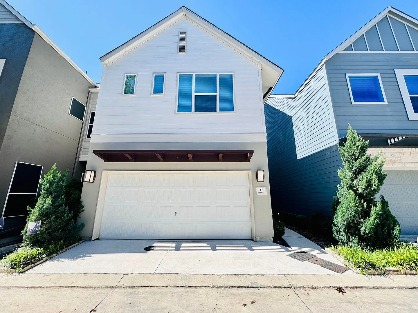 Stunning 3-Story Home in Gated Community Near the Medical Center! — Photo 2