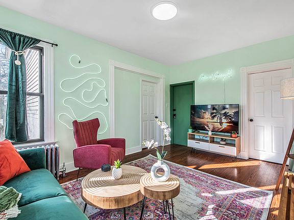 4th image of 31 Canner St #2