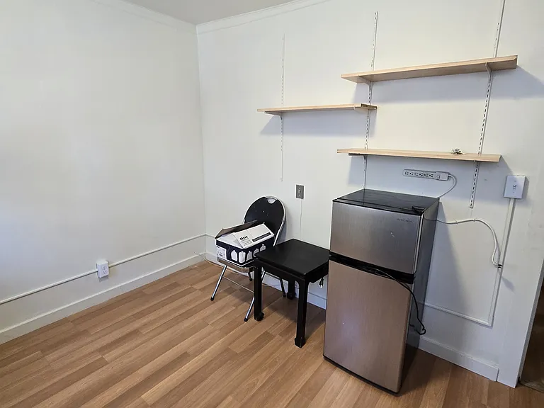 383 Elwood Ave #4 — Photo 3