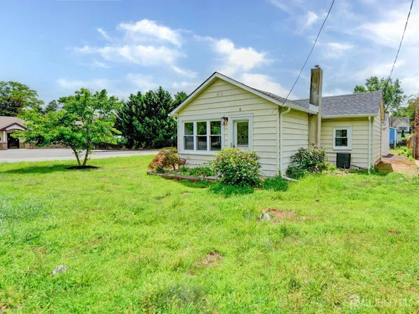 6 Main St, Helmetta, NJ 08828