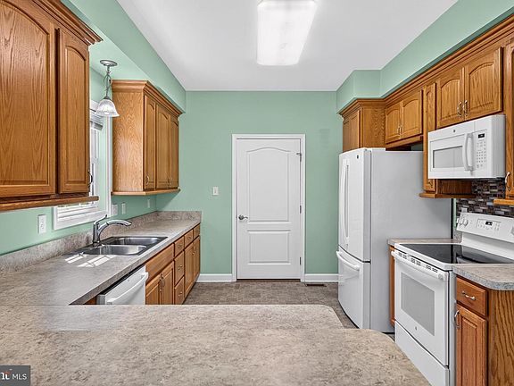 4th image of 204 Grafton Ct
