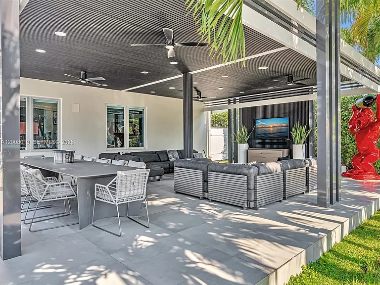 307 Holiday Dr — Photo 11