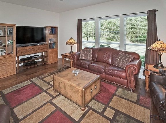 5th image of 333 W New England Dr