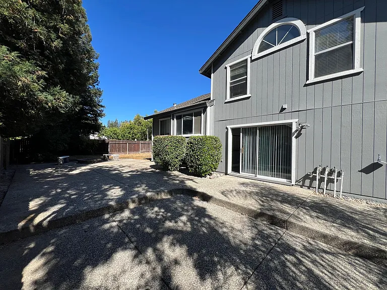 128 Ferrera Dr — Photo 1