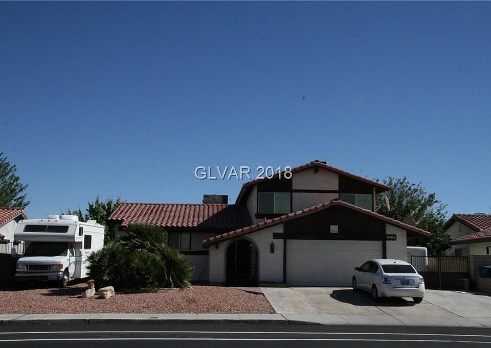Front of the house with 2 rV parking slots (one on each side of the house)