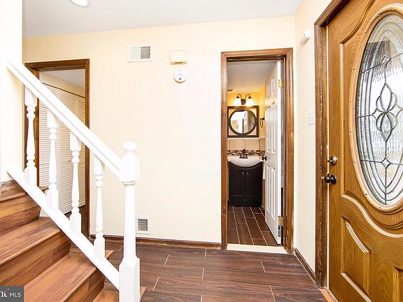 3rd image of 28 Inskeep Ct