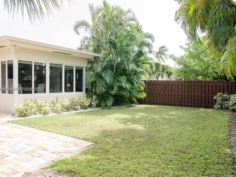 9240 Byron Ave — Photo 18