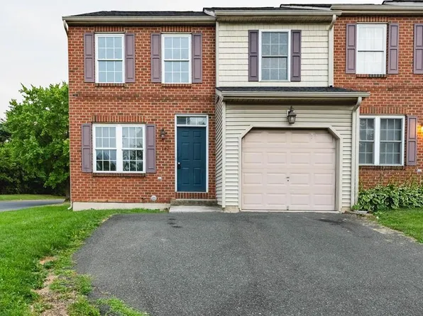 132 Village Walk Dr, Macungie, PA 18062