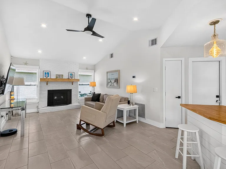 272 SW Fairchild Ave — Photo 9