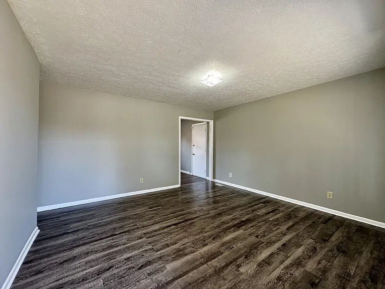 1222 Kienast Dr — Photo 2