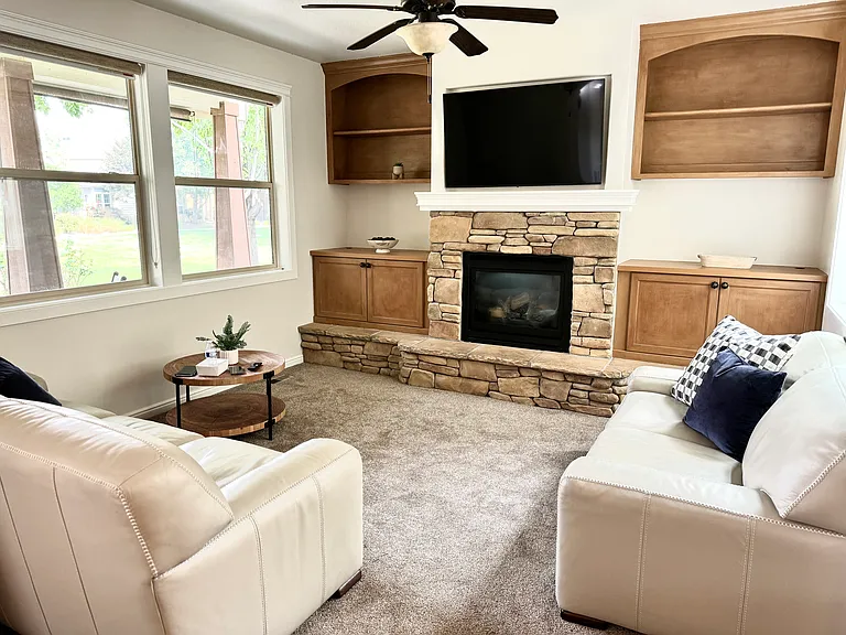 982 E Winding Creek Dr — Photo 2