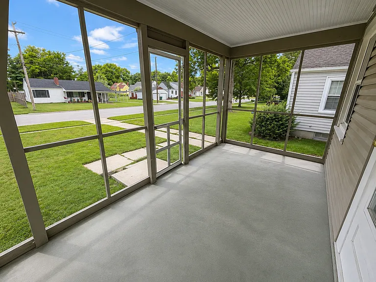 1518 S Kickapoo Ave — Photo 2