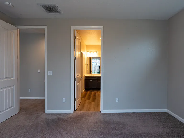 814 Courtney Ct — Photo 15