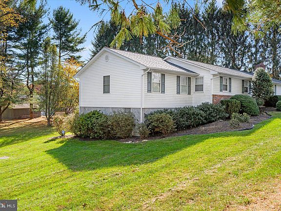 3rd image of 1809 Parkwood Dr