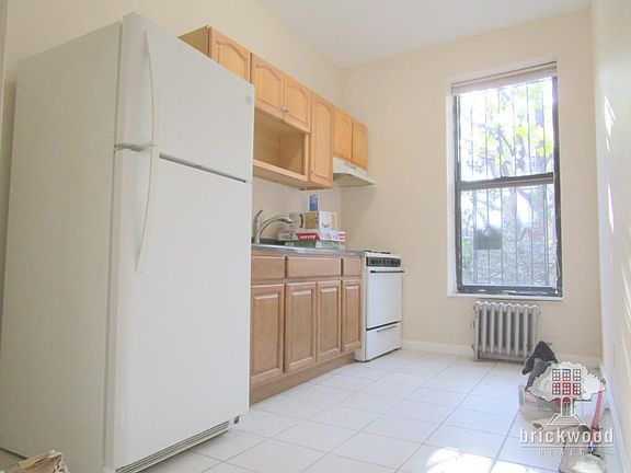 2nd image of 524 Jefferson Ave APT 1