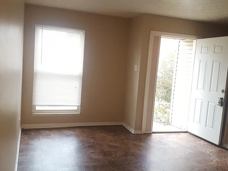 1120 Johnson Ave — Photo 2