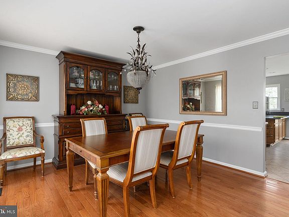5th image of 10 Bridgeport Cir