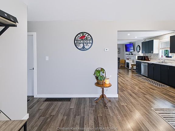 3rd image of 612 Simcoe St