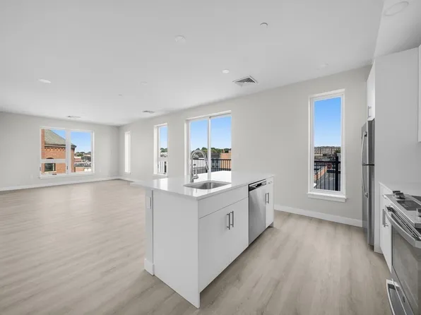 157 Chestnut St #404, Chelsea, MA 02150