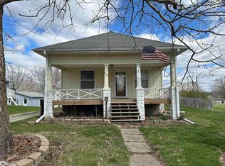 800 N 6th St, Chariton, IA 50049