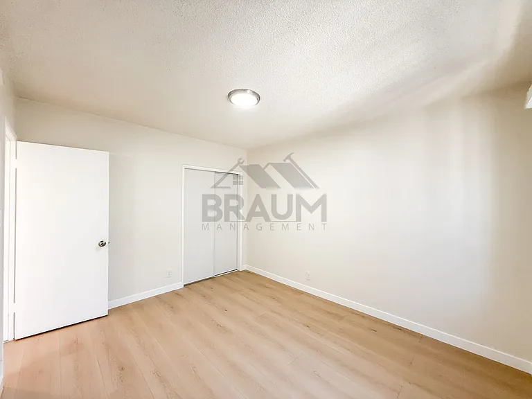 13129 OXNARD ST. — Photo 47