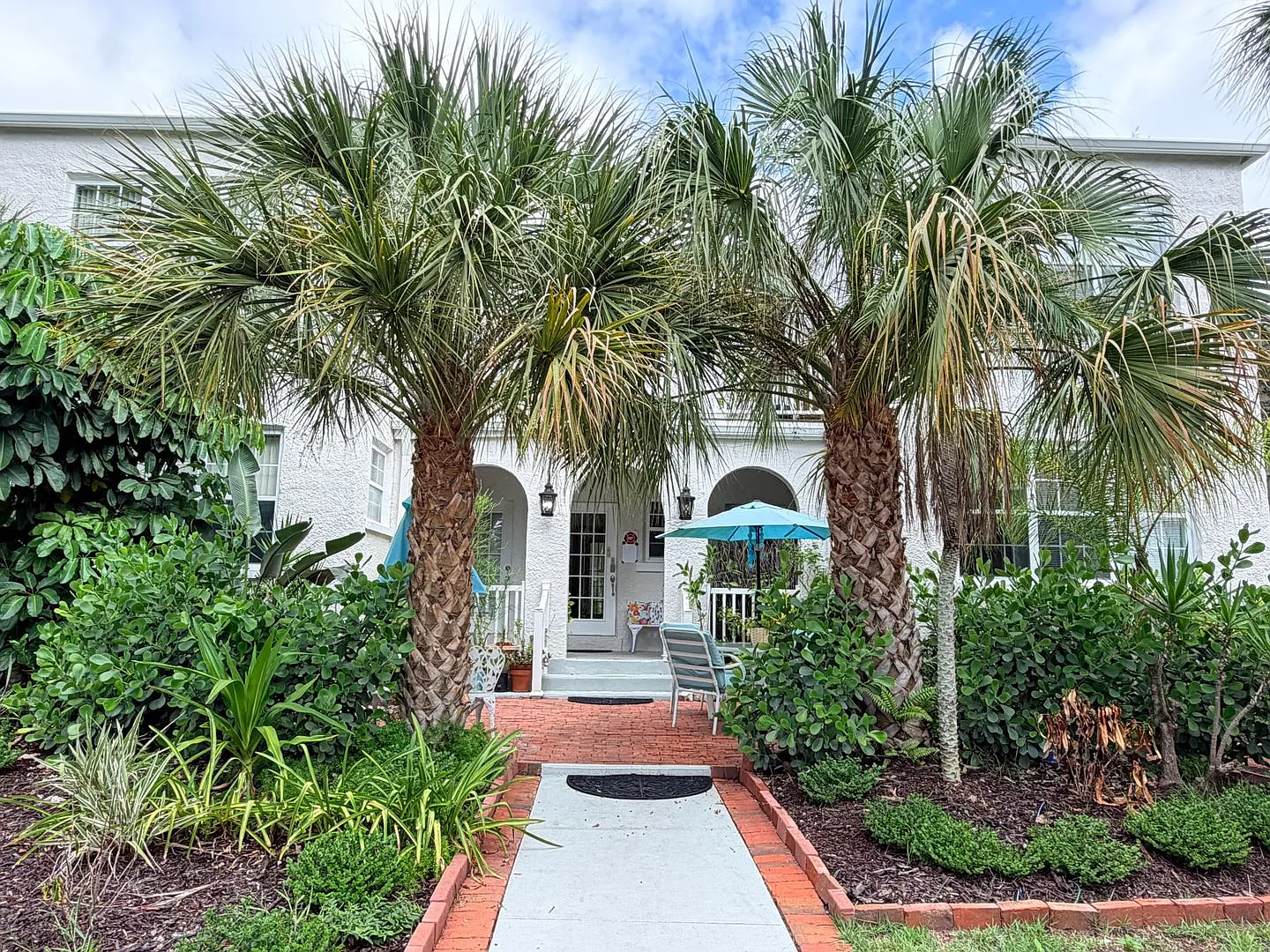 Valencia Apartments — Photo 2