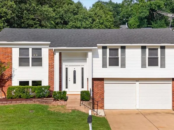 930 Bellestri Dr, Ballwin, MO 63021