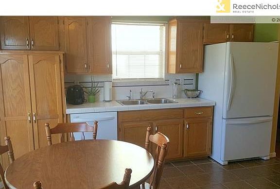 4th image of 913 NE Barnes Dr