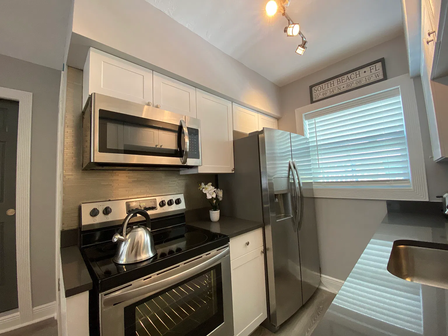 1446 Ocean Dr — Photo 2
