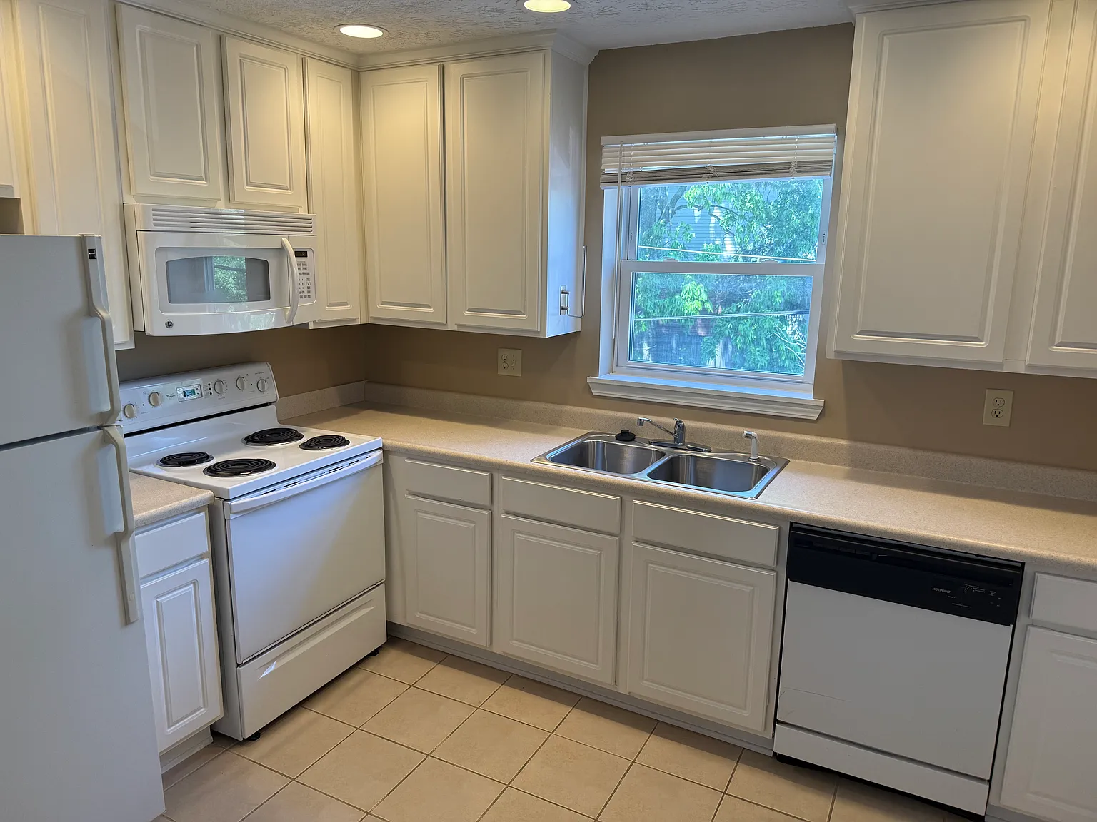 2 bed, 800 sqft, $1,450 — Photo 2