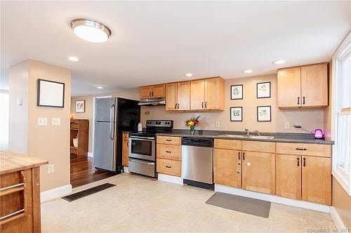 5th image of 24 Collins Rd