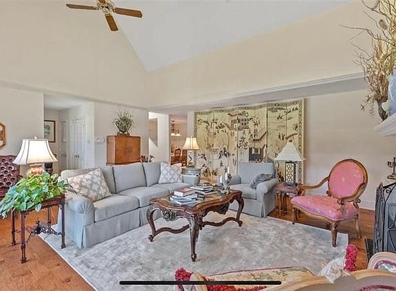 4th image of 696 Lakewood Dr