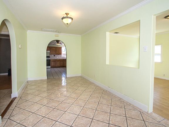 4th image of 869 Bell St