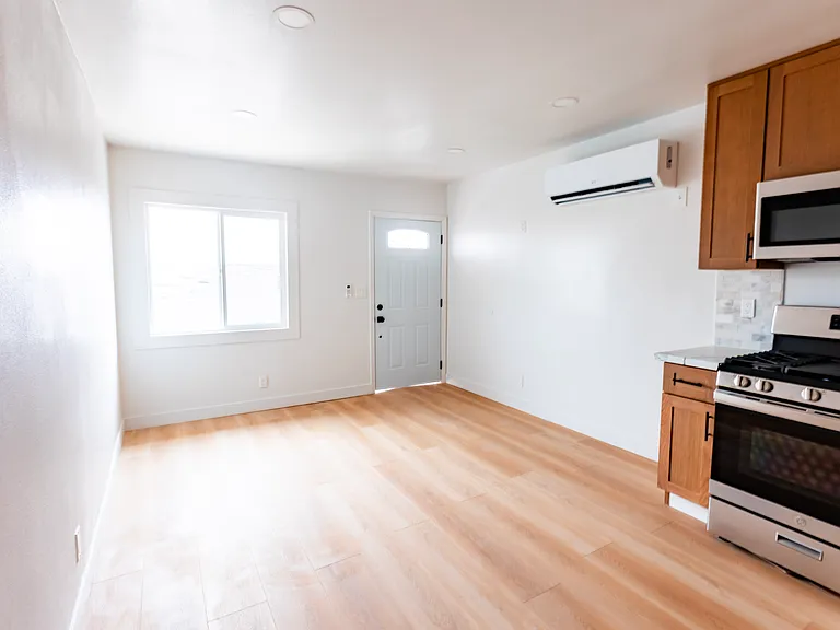 780 E Walton St #B — Photo 4