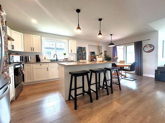 3rd image of 1040 Celia Cres
