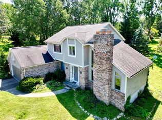 4559 Mountain View Ct, Clarkston, MI 48348