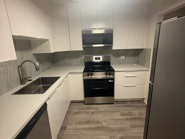 9S220 Lake Dr, Willowbrook, IL