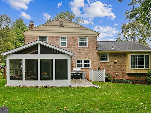 3rd image of 1370 Canterbury Way