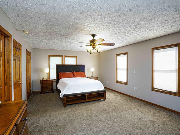 5th image of 353 Evergreen Dr