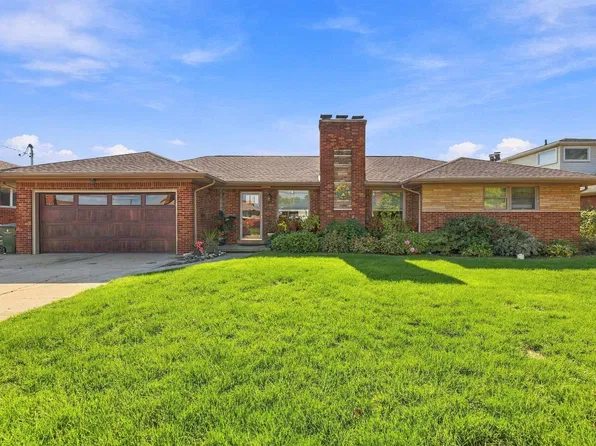 22458 Lakecrest St, Saint Clair Shores, MI 48081