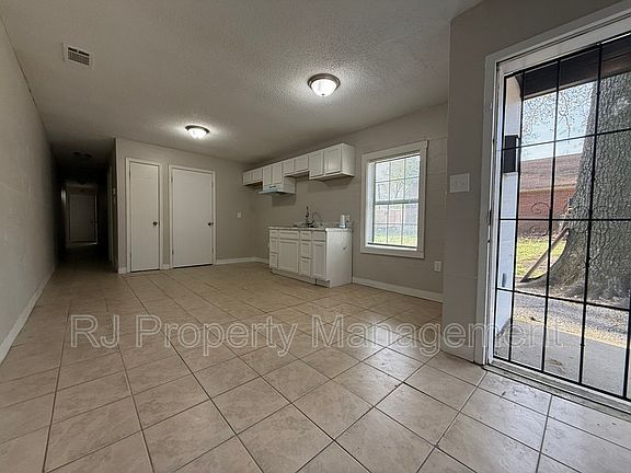 3rd image of 1384 S Wellington St
